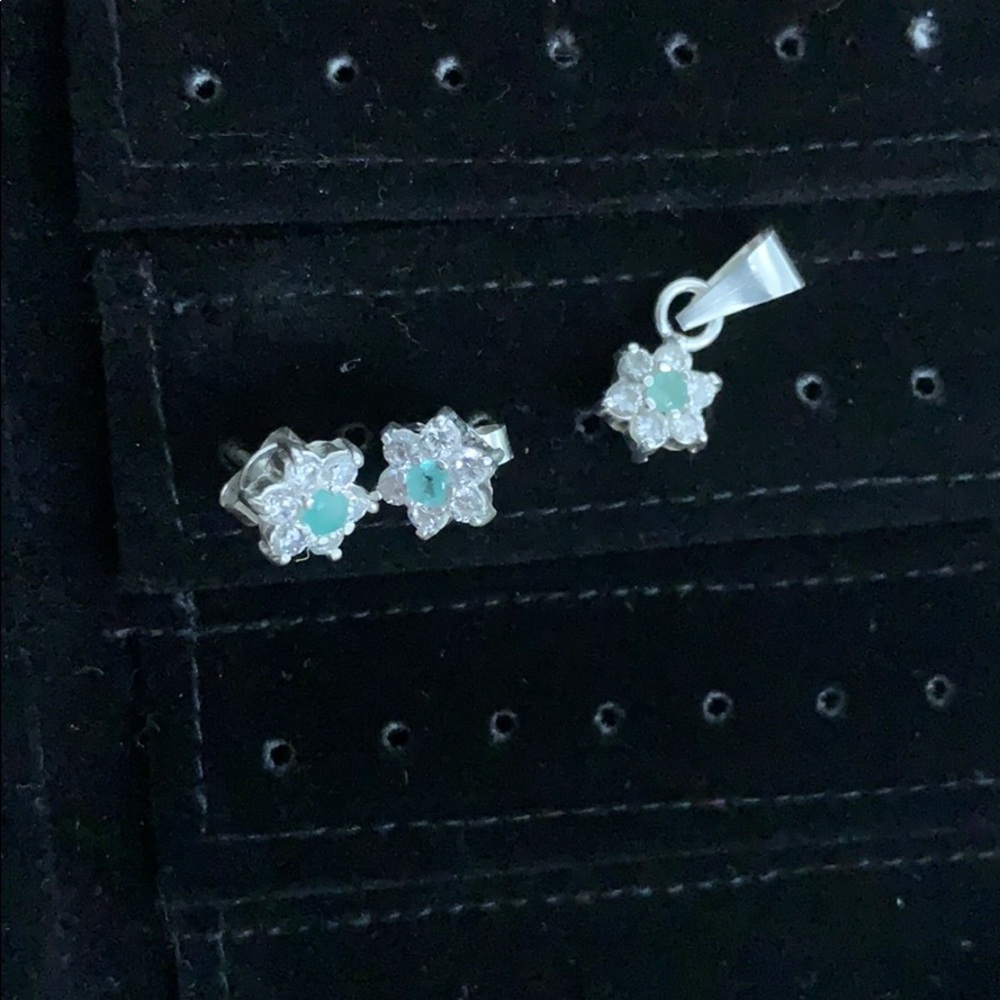 Silver earrings & pendant necklace set